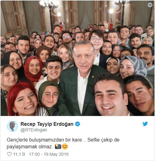 Cumhurbaşkanı Erdoğan gençlerle selfie paylaştı